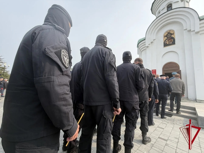 В Магадане росгвардейцы почтили память погибших героев и жертв терроризма  