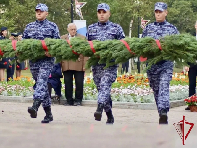 В Магадане росгвардейцы почтили память погибших героев и жертв терроризма  