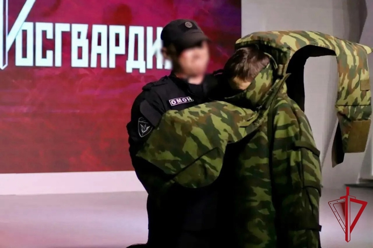 Офицеры СОБР и ОМОН Росгвардии провели урок безопасности для магаданских школьников