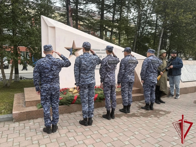 В Магадане росгвардейцы почтили память погибших героев и жертв терроризма  