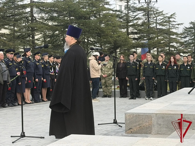 В Магадане росгвардейцы почтили память погибших героев и жертв терроризма  