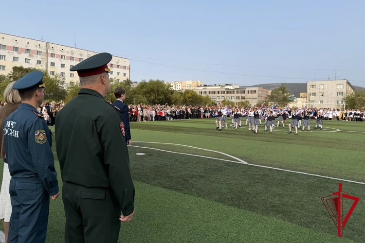 Магаданские росгвардейцы поздравили подшефных кадет с Днём знаний