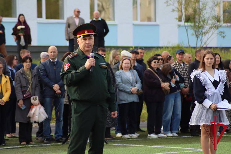 Магаданские росгвардейцы поздравили подшефных кадет с Днём знаний