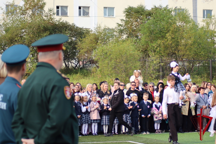 Магаданские росгвардейцы поздравили подшефных кадет с Днём знаний