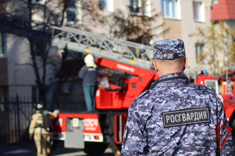 В Магадане сотрудники Росгвардии и МЧС провели совместную пожарную тренировку