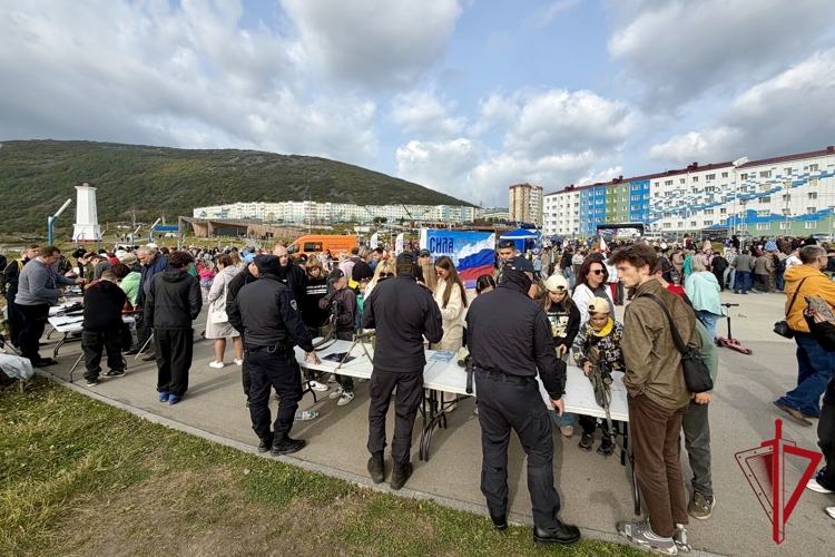 Росгвардейцы приняли участие в патриотической акции Тихоокеанского флота в Магадане