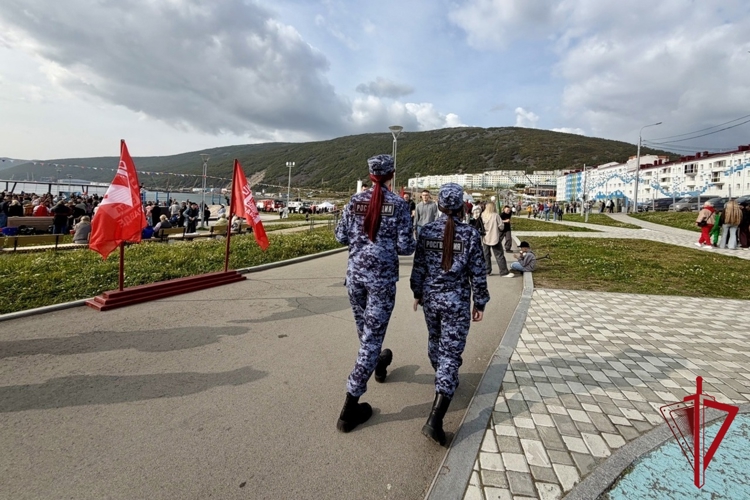 Росгвардейцы приняли участие в патриотической акции Тихоокеанского флота в Магадане