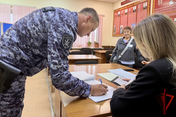Магаданские росгвардейцы реализуют избирательное право в Единый день голосования