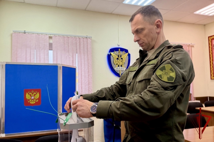 Магаданские росгвардейцы реализуют избирательное право в Единый день голосования