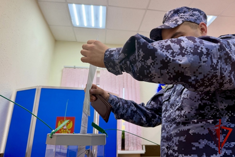 Магаданские росгвардейцы реализуют избирательное право в Единый день голосования