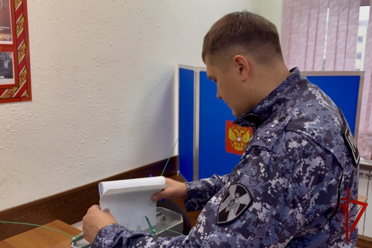 Магаданские росгвардейцы реализуют избирательное право в Единый день голосования