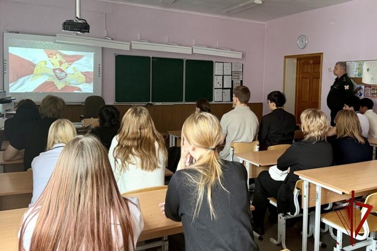 Офицеры Росгвардии провели профориентационное занятие с магаданскими школьниками 