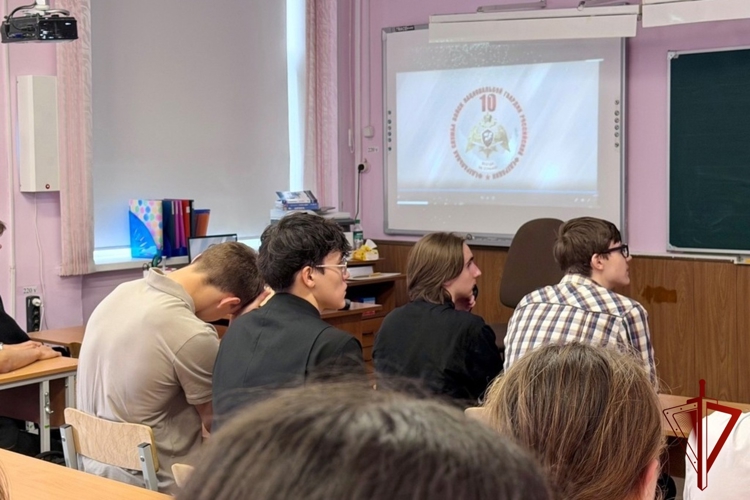 Офицеры Росгвардии провели профориентационное занятие с магаданскими школьниками 