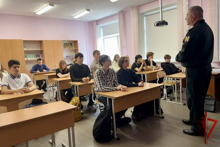 Офицеры Росгвардии провели профориентационное занятие с магаданскими школьниками 