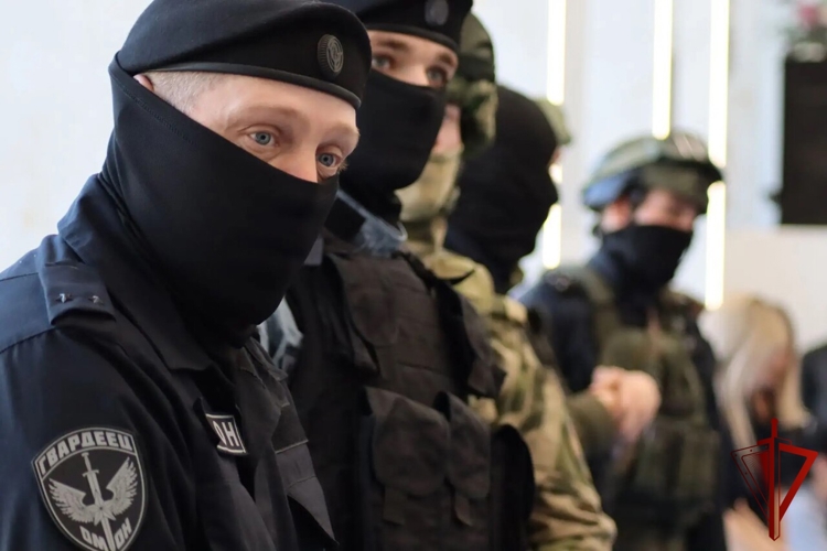 Колымчане узнали о преимуществах  службы в Росгвардии на Ярмарке профессий 