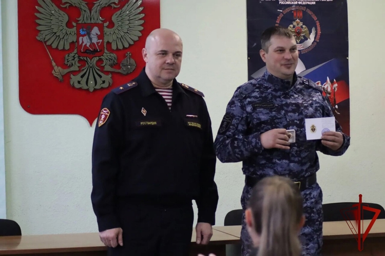 Сотрудников и ветеранов вневедомственной охраны Росгвардии поздравили на Колыме