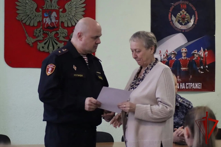 Сотрудников и ветеранов вневедомственной охраны Росгвардии поздравили на Колыме