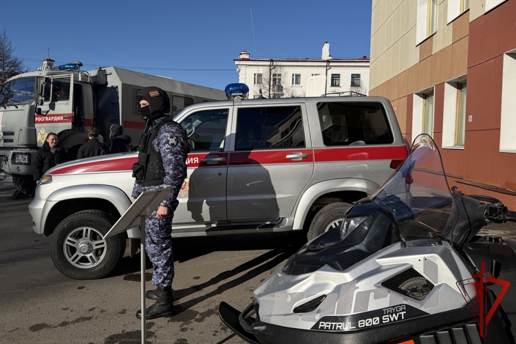 Колымчане узнали о преимуществах  службы в Росгвардии на Ярмарке профессий 