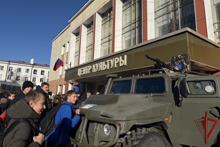 Колымчане узнали о преимуществах  службы в Росгвардии на Ярмарке профессий 