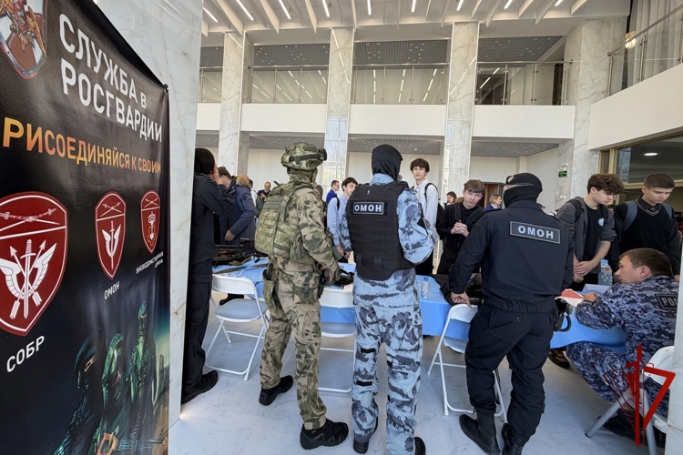 Колымчане узнали о преимуществах  службы в Росгвардии на Ярмарке профессий 
