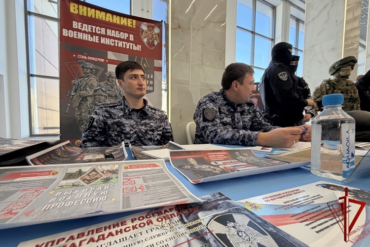Колымчане узнали о преимуществах  службы в Росгвардии на Ярмарке профессий 