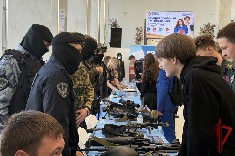 Колымчане узнали о преимуществах  службы в Росгвардии на Ярмарке профессий 