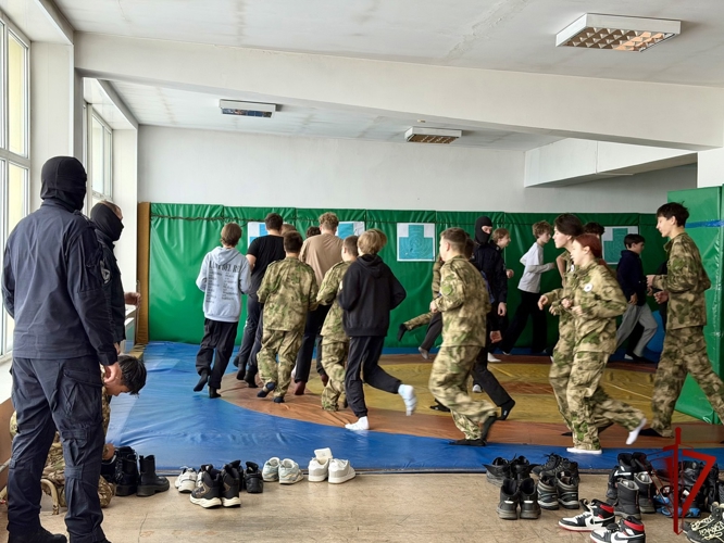 В ОМОН «Гвардеец» прошла экскурсия для магаданских школьников