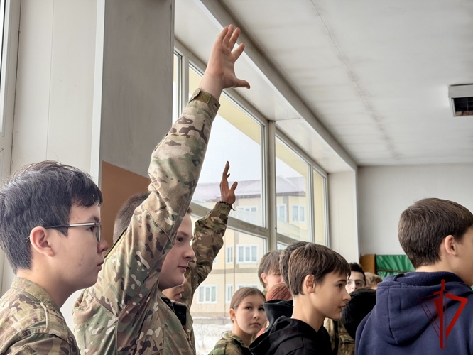 В ОМОН «Гвардеец» прошла экскурсия для магаданских школьников