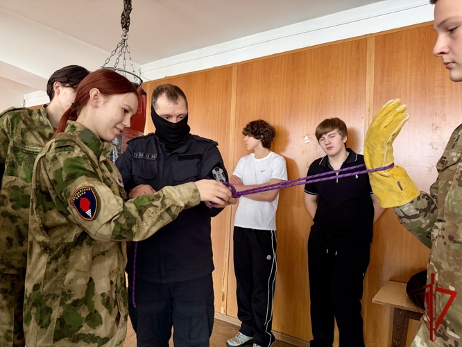 В ОМОН «Гвардеец» прошла экскурсия для магаданских школьников