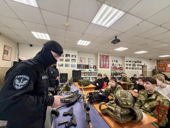 В ОМОН «Гвардеец» прошла экскурсия для магаданских школьников