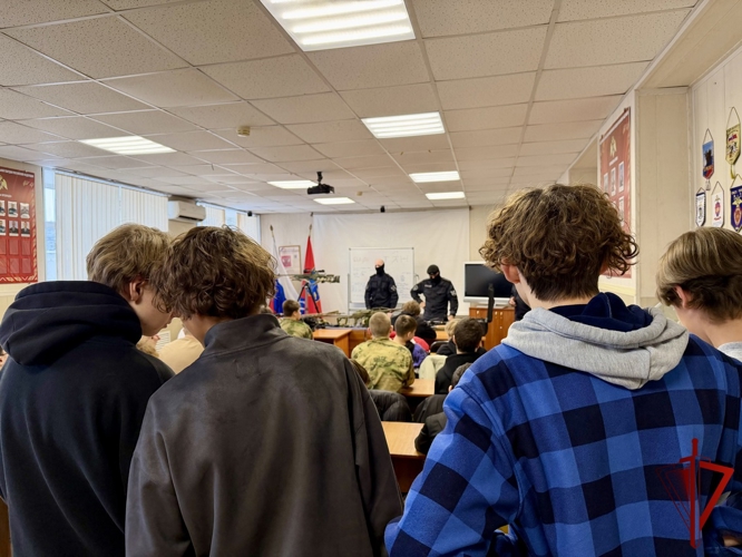 В ОМОН «Гвардеец» прошла экскурсия для магаданских школьников