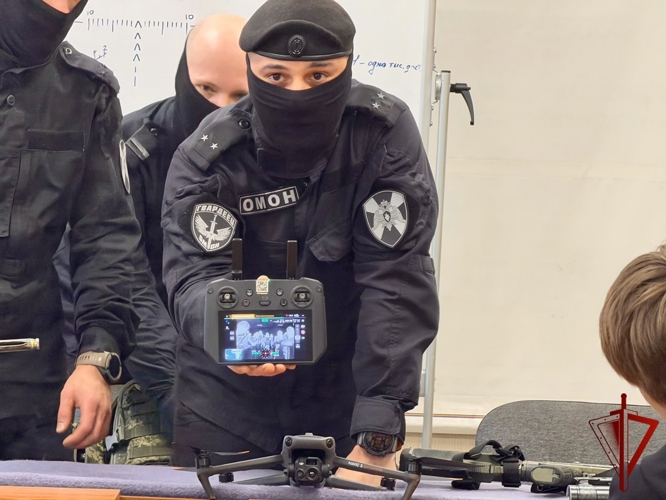 В ОМОН «Гвардеец» прошла экскурсия для магаданских школьников